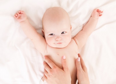 Масажирайте корема на бебето по посока на часовниковата стрелка.