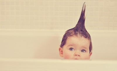 Çocuk banyo yapıyor, saçı duruyor