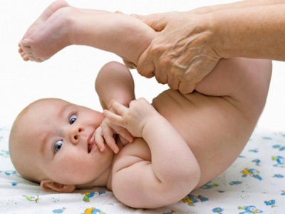 Kinderarzt untersucht ein Neugeborenes