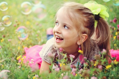Meisje met zeepbellen op het veld