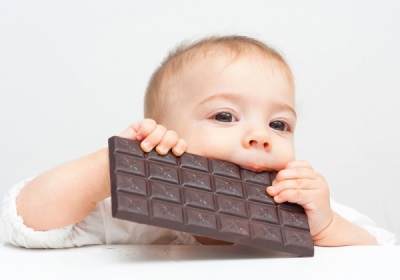초콜릿 바를 먹는 아이