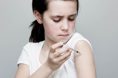 Dievča rozdeľuje inzulín pri diabete
