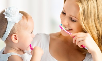 Moeder en dochter poetsen hun tanden