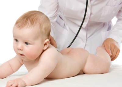 Copilul este examinat de către medic