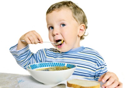 3 gadus vecs bērns ēd zupu