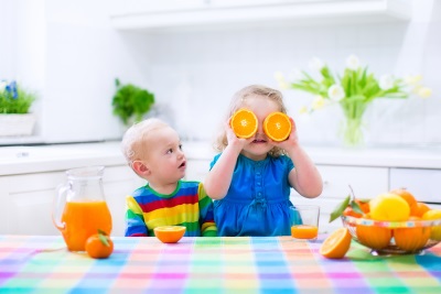Trẻ ăn trái cây