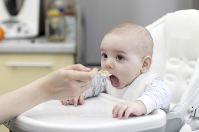 Bayi makan pada makanan buatan pada 5 bulan