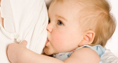 Borstvoeding van een baby op 11 maanden