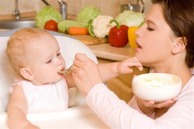 11 aylık bir çocuk için menü - anne kaşıktan beslenir