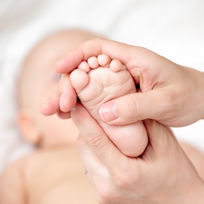 Massagem do calcanhar do bebê 2 meses