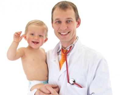 Baby 8 Monate in den Armen eines Arztes