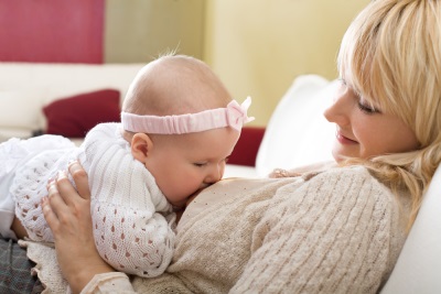 الرضاعة الطبيعية للطفل في 8 أشهر