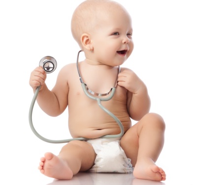 Bebek stetoskop ile göz kırpıyor