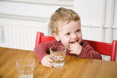Baby drinkt water met glucose