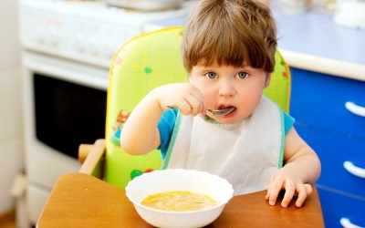 Het kind volgt een dieet met een verhoogde hoeveelheid aceton.