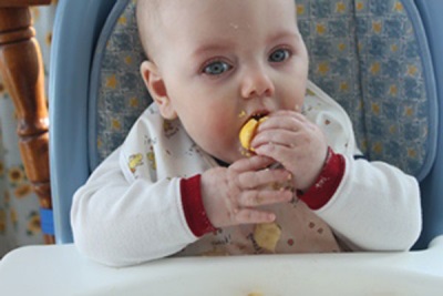 طفل يأكل صفار