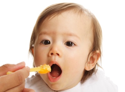 طفل يأكل صفار