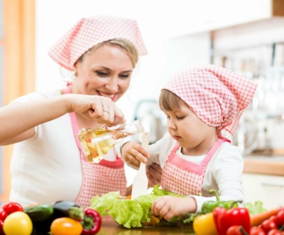 Cozinhando com uma criança