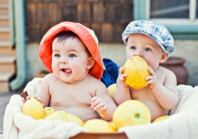 Barn med citroner