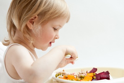 طفل يأكل طبق الشمندر
