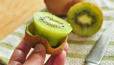 Kiwi ay gupitin mula sa alisan ng balat