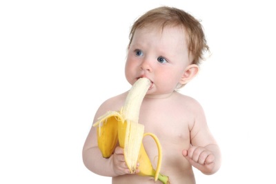아이가 큰 즐거움으로 바나나를 먹는다.