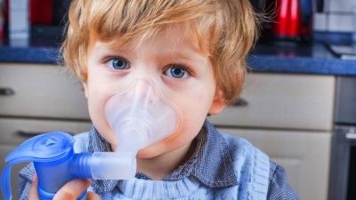 Copilul respiră nebulizatorul