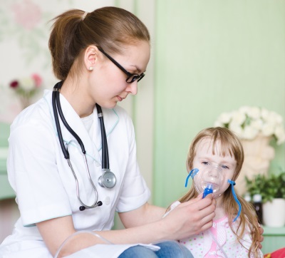 Nebulizer indånding til et barn