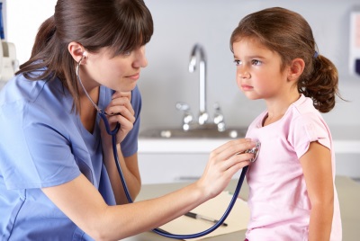 Onderzoek van een kind op 8-jarige leeftijd bij de arts