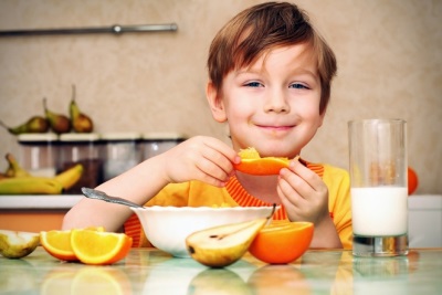 Portakal yiyen çocuk