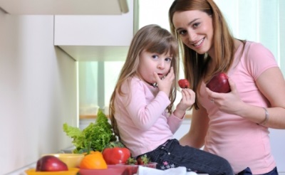 Anne ve kızı meyve yer