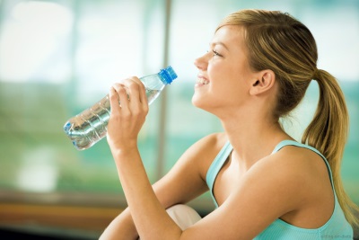 사춘기 소녀는 물을 마신다.