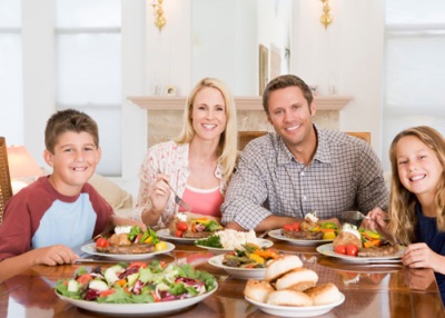 Makan malam keluarga dengan anak-anak remaja