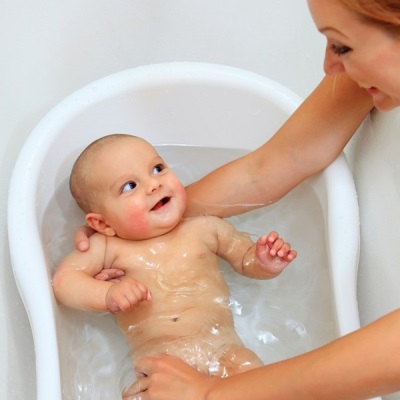 Een pasgeboren baby baden