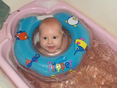 Circle Flipper in de nek voor het baden van pasgeborenen