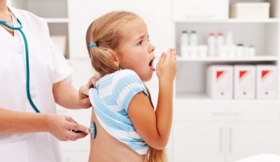  Cosa fare quando si tossisce un bambino - massaggio drenante per alleviare la tosse