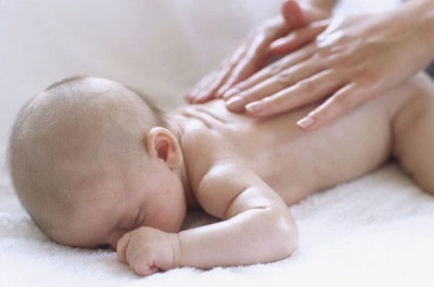 Drainage massage bij het hoesten van een baby