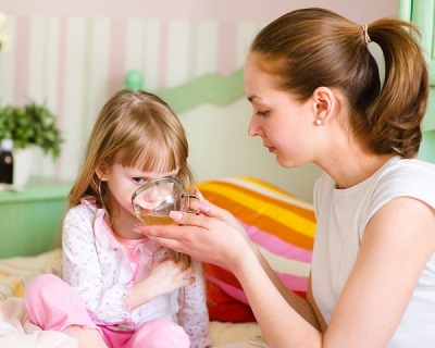 Aiuto con la tosse che abbaia in un bambino