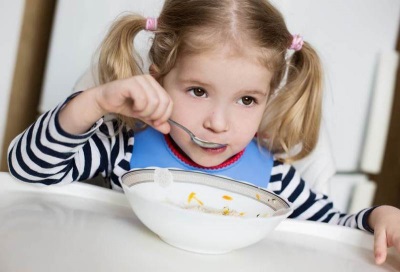 Dieet bij het blaffen van hoest bij een kind