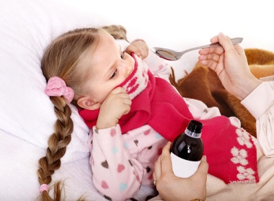 Medicamentos para el tratamiento de la tos de ladridos en un niño