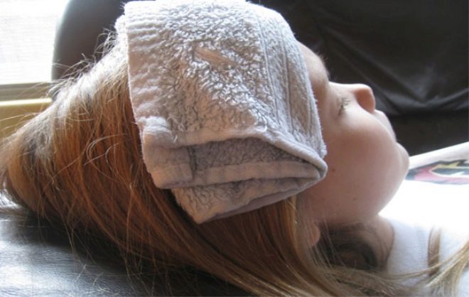 Verlaging van de temperatuur van een koude handdoek bij een kind